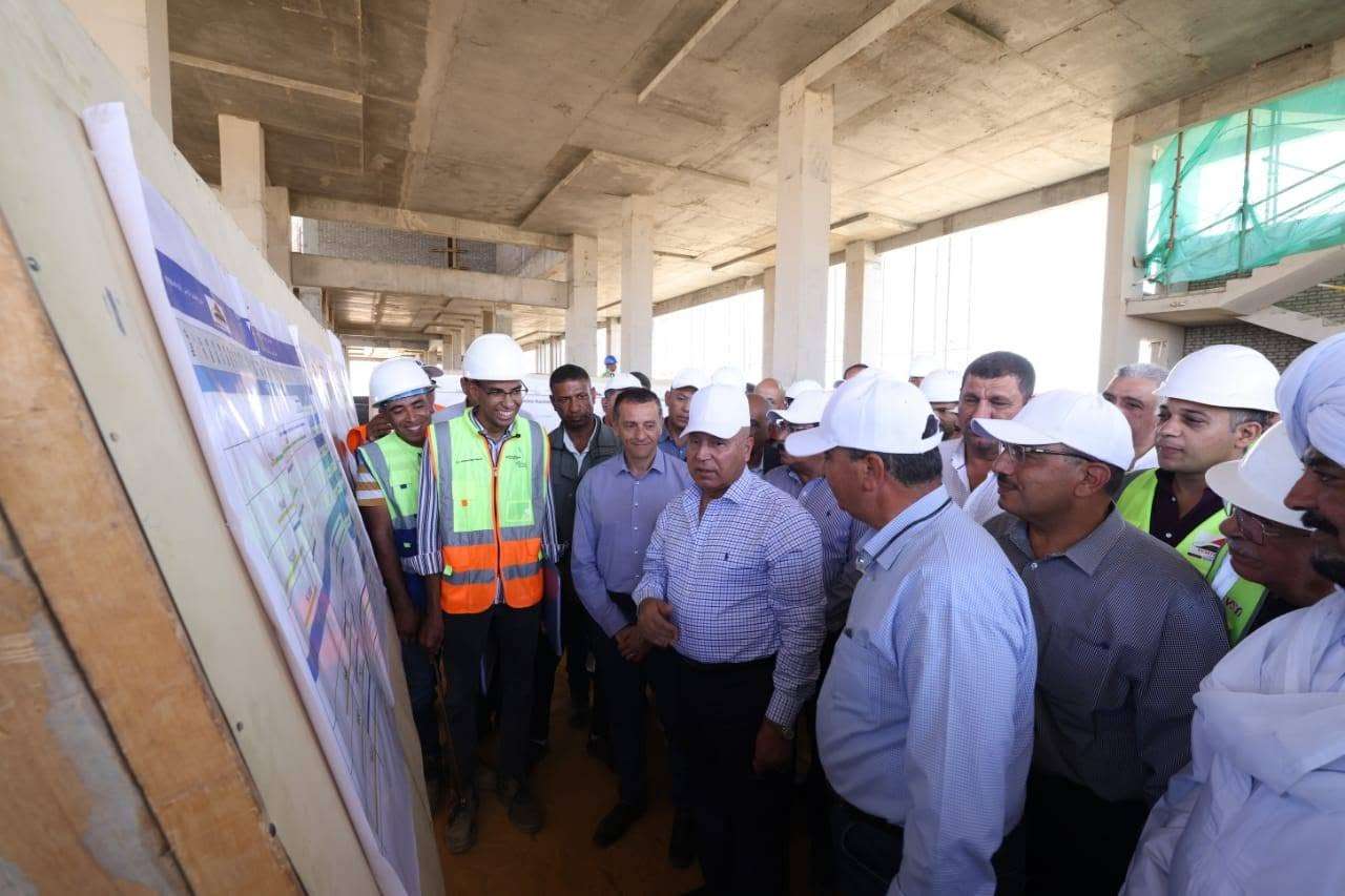 وزير النقل يتفقد مشروع القطار الكهربائي السريع بالصعيد