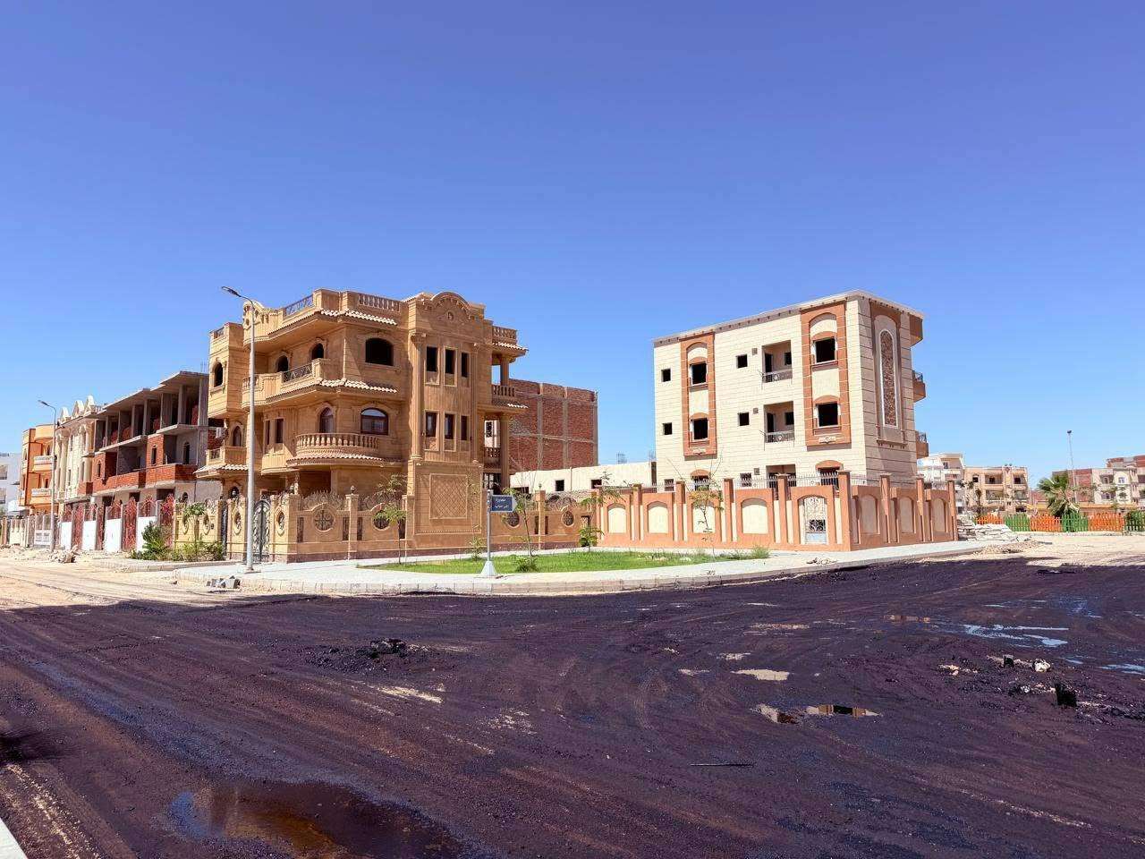وزيرة الإسكان تتابع مشروعات التطوير والبنية الأساسية والمسطحات الخضراء بمدن الصعيد الجديدة