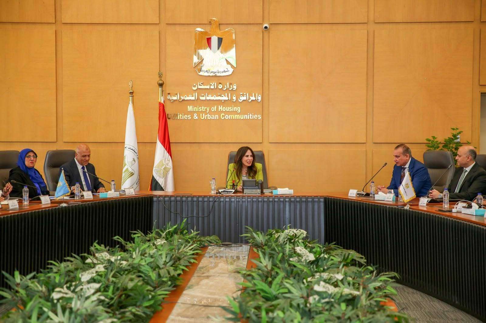 وزيرة الإسكان تتابع موقف مشروعات مياه الشرب والصرف الصحي بمحافظة القليوبية ومدينة العبور