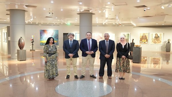 وفد جامعة قرطبة الإسبانية يشيد بمجمع الفنون في جامعة العاصمة خلال زيارة رسمية