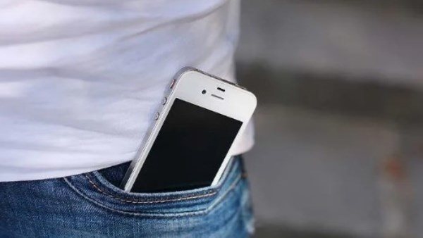 6 أماكن شائعة تحتفظ فيها بهاتفك الذكي تهدد صحتك وسلامتك