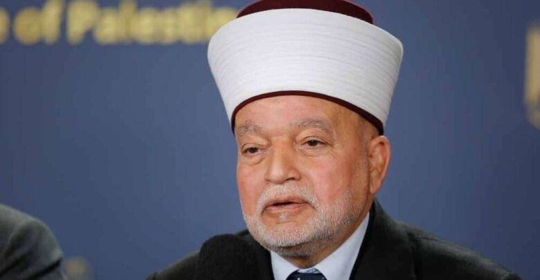إسرائيل تعتقل مفتي القدس الشيخ محمد حسين عقب صلاة الجمعة