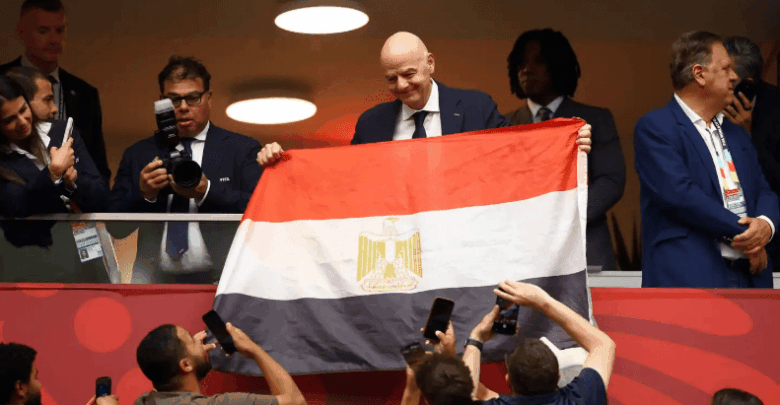 إنفانتينو يفاجئ الجماهير بحمل علم مصر بعد أزمة مباراة الأرجنتين