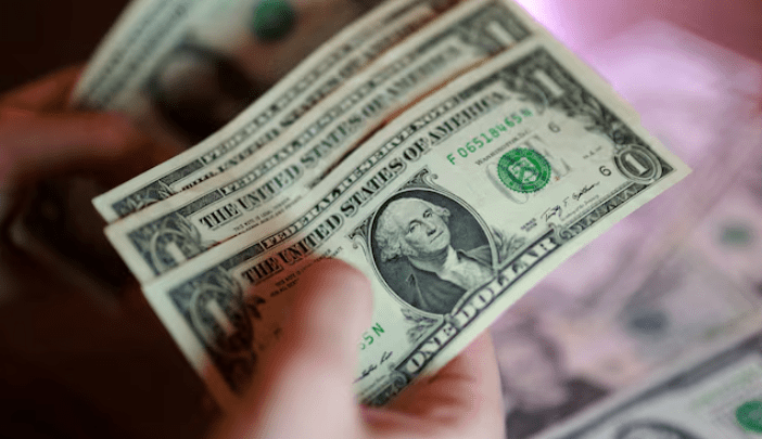 استقرار الدولار الأمريكي بعد بيانات تضخم ضعيفة تدعم تثبيت الفائدة قريبًا