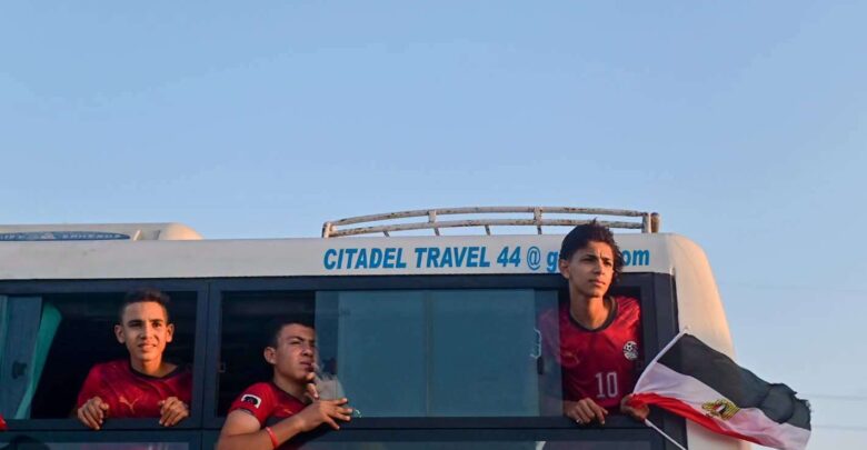 الآلاف بمطار العلمين الدولي لاستقبال بعثة منتخب مصر