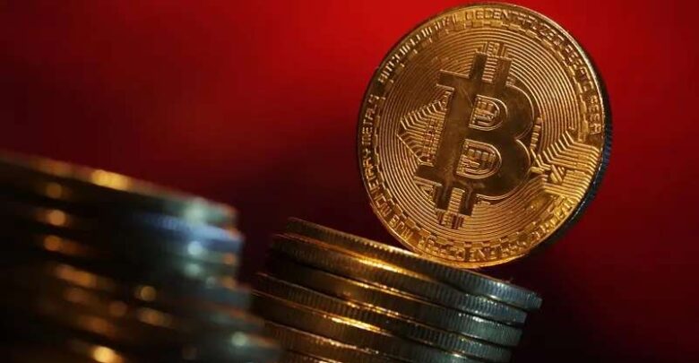 التقلبات تسيطر على العملات المشفرة.. البيتكوين يسجل 62.7 ألف دولار وسط هجرة السيولة نحو الذهب