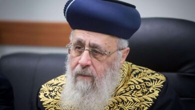 الحاخام الأكبر السابق لإسرائيل يهاجم نتنياهو بسبب أزمة التجنيد: كاذب لا يمكن الوثوق به