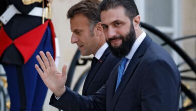الشرع يستقبل ماكرون في القصر الرئاسي تزامنا مع سماع دوي انفجارات في دمشق