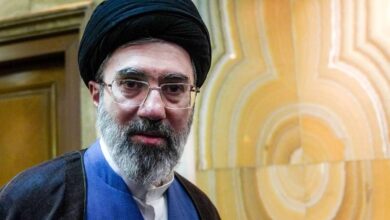 المرشد الإيراني يهاجم سياسات واشنطن ويصف توقيع ترامب بـ "عديم القيمة"