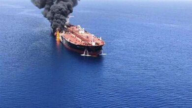 انفجار ناقلتي نفط بعد عبورهما طريقًا ملغومًا جنوب مضيق هرمز