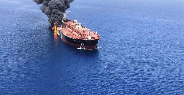 انفجار ناقلتي نفط بعد عبورهما طريقًا ملغومًا جنوب مضيق هرمز