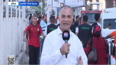 بالتيشرت الأحمر والعلم.. جماهير مصر تدعم الفراعنة في استاد القاهرة