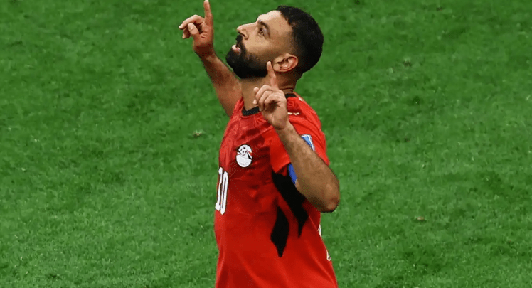 بسم الله محمد صلاح.. هتافات جماهير بشكتاش التركي تحرج رئيس النادي (فيديو)