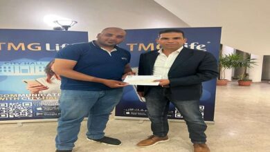 تنفيذًا لوعده.. هشام طلعت مصطفى يسلم عامل الدليفري مكافأة 100 ألف جنيه