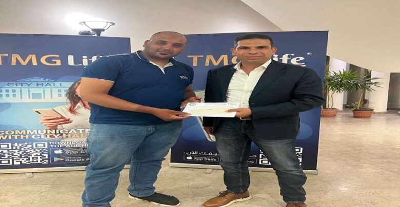 تنفيذًا لوعده.. هشام طلعت مصطفى يسلم عامل الدليفري مكافأة 100 ألف جنيه