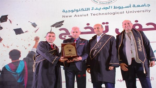 جامعة أسيوط التكنولوجية تحتفل بتخريج أول دفعة وتدعم مستقبل التعليم التطبيقي