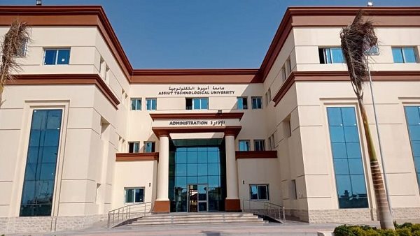 جامعة أسيوط التكنولوجية تحتفل بخريجيها.. دفعة جديدة تنطلق نحو سوق العمل