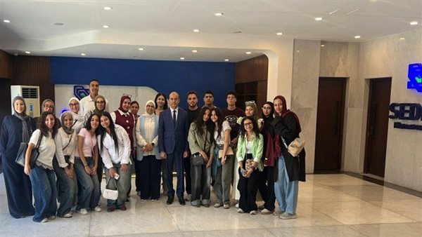 جامعة القاهرة الأهلية تفتح أبواب الصناعة أمام طلاب الصيدلة الإكلينيكية