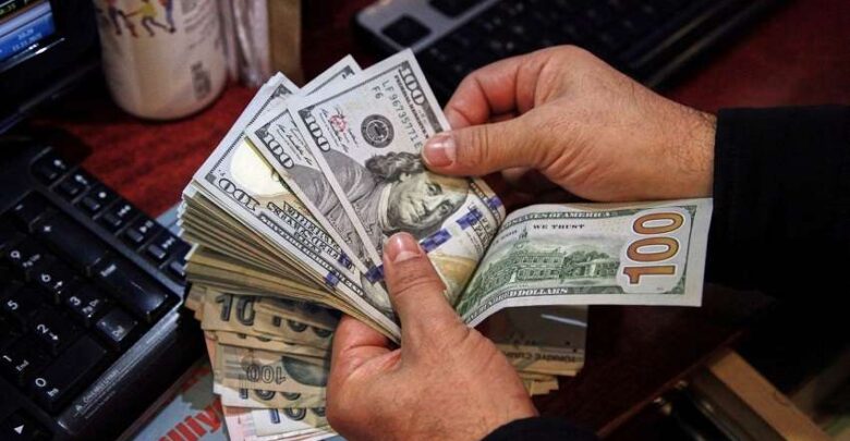 خبير مصرفي: تحويلات المصريين بالخارج تمثل العمود الفقري لمصادر النقد الأجنبي