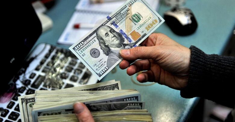 خسارة لم تحدث من نصف قرن.. كيف تسبب ترامب في هز عرش الدولار؟