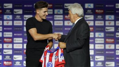 رئيس أتلتيكو مدريد يوجه رسالة جديدة إلى برشلونة بشأن ألفاريز