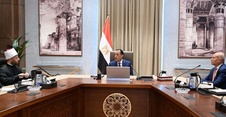 رئيس الوزراء يتابع خطوات مشروع إحياء منطقة قرافة السيوطي