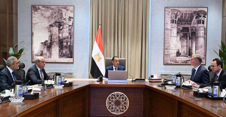 رئيس الوزراء يتابع عددًا من ملفات العمل المشتركة بين وزارتي الطيران المدني والبترول