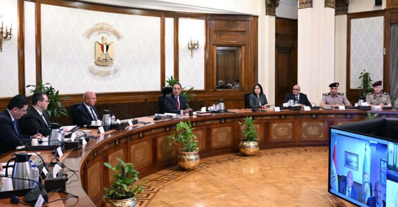 رئيس الوزراء يتابع مستجدات الموقف التنفيذي لمشروع تنمية مدينة "رأس الحكمة"