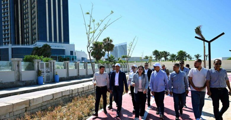 رئيس الوزراء يتفقد مشروع الممشى السياحي الرابط بين مارينا (5) ومارينا (7)