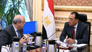 رئيس الوزراء يستعرض الموقف التنفيذي لمشروع مبني الركاب (٤) بمطار القاهرة الدولي