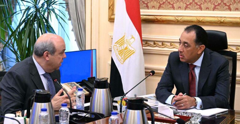 رئيس الوزراء يستعرض الموقف التنفيذي لمشروع مبني الركاب (٤) بمطار القاهرة الدولي
