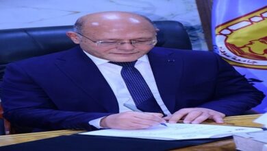 رئيس جامعة سوهاج يسعد العاملين بمكافأة مالية مميزة تشمل مختلف القطاعات