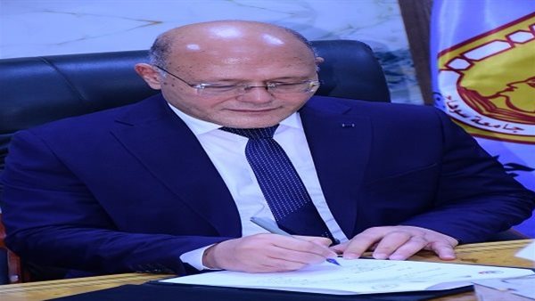 رئيس جامعة سوهاج يصدر قرارًا جديدًا ويمنح علاوة تشجيعية لـ512 من العاملين