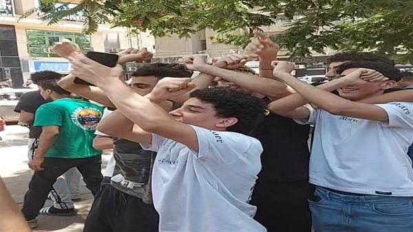 رسالة مفاجئة من طلاب الثانوية العامة لحسام حسن بعد امتحاني الفيزياء والتاريخ وتكريم فلسطيني لمواقفه