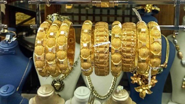 سعر الذهب اليوم السبت بعد تراجع جديد وترقب لتحركات الأسبوع الجديد
