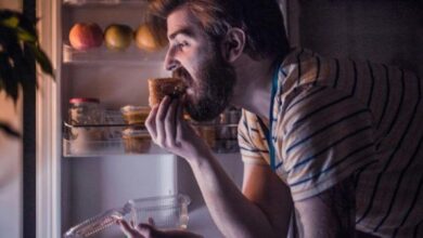 سموم في طبق العشاء.. 10 أطعمة تدمر نومك وتسبب زيادة الوزن