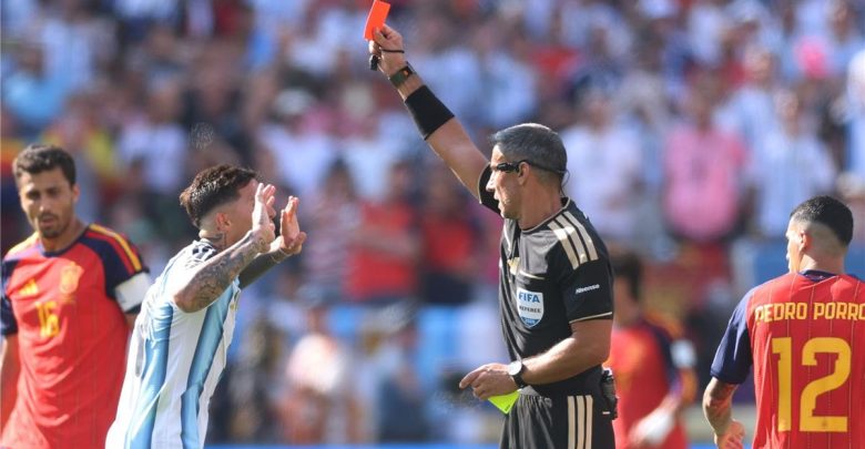 شبكة تحكيمية تقيم أداء حكم مباراة نهائي كأس العالم بين الأرجنتين وإسبانيا