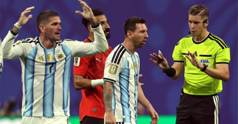 شبكة تحكيمية: نظرية المؤامرة.. 6 مواقف توضح حقيقة انحياز التحكيم لـ الأرجنتين في كأس العالم