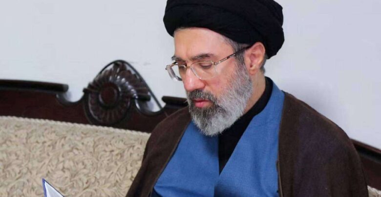 صحيفة أمريكية تكشف سبب غياب مجتبي عن جنازة والده علي خامنئي.. تفاصيل