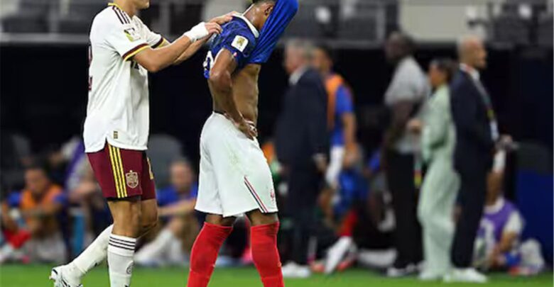 عريضة مشجعين فرنسيين تطالب بإعادة مباراة إسبانيا في نصف نهائي كأس العالم