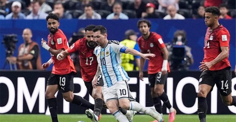 "فوت ميركاتو" يشيد بنجم منتخب مصر: أصبح حديث الساعة بعد كأس العالم