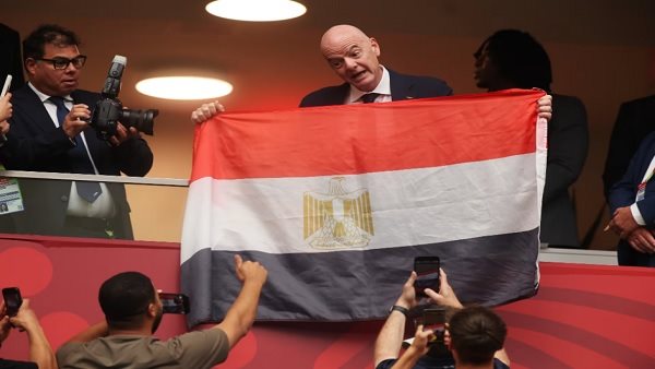في مشهد لافت.. جياني إنفانتينو يفاجئ الجماهير برفع العلم المصري خلال مباراة سويسرا وكولومبيا
