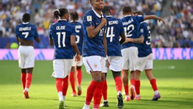 فيديو | مبابي يُجبر ديشامب على الانحناء له في مباراة فرنسا والسويد بـ كأس العالم