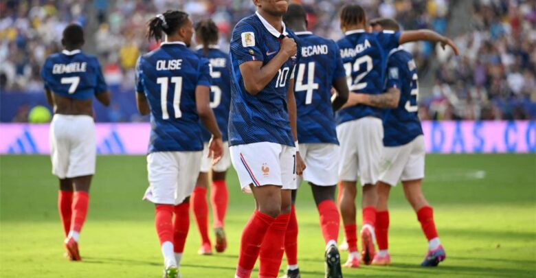 فيديو | مبابي يُجبر ديشامب على الانحناء له في مباراة فرنسا والسويد بـ كأس العالم
