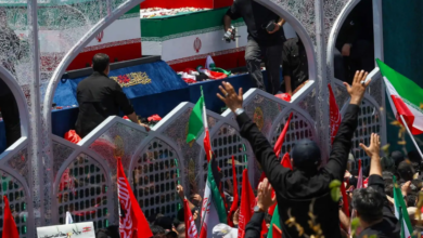 كشف هوية الرجل الغامض الذي أخفى وجهه خلال جنازة علي خامنئي في مشهد