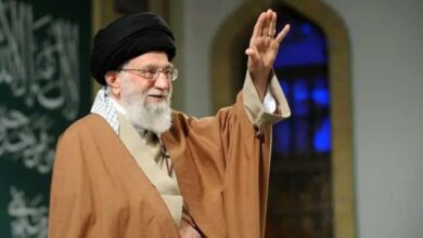 لأول مرة.. ظهور قائد الحرس الثوري الإيراني أمام نعش خامنئي (صورة)