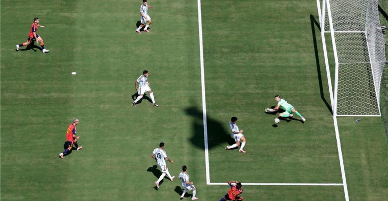لاعب الأرجنتين يغادر مصابًا أمام إسبانيا في نهائي كأس العالم