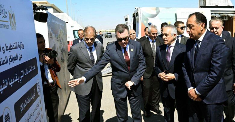 لتطوير خدمات الشهر العقاري والتوثيق.. رئيس الوزراء يشهد تسليم 50 مركزًا تكنولوجيًا متنقلًا لوزارة العدل