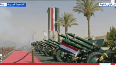 مدفعية التشريف تستقبل الرئيس السيسي لدى وصوله مقر القيادة الاستراتيجية