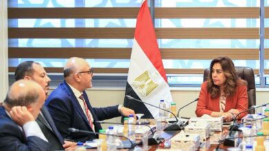 منال عوض تبحث مع محافظ الإسكندرية تحسين منظومة النظافة ورفع كفاءة خدمات المخلفات بالمحافظة